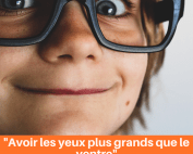 Enfant vace des lunettes qui ouvre grand les yeux avec une description "Avoir les yeux plus grands que les yeux"