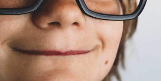 Enfant vace des lunettes qui ouvre grand les yeux avec une description "Avoir les yeux plus grands que les yeux"
