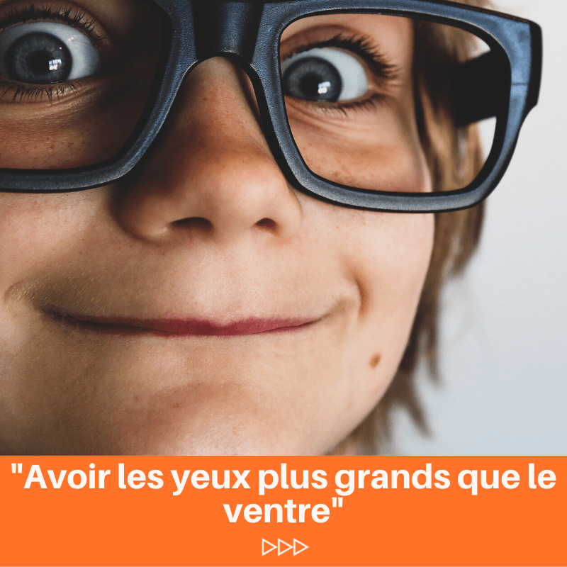 Enfant vace des lunettes qui ouvre grand les yeux avec une description "Avoir les yeux plus grands que les yeux"