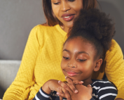 Une maman et sa fille qui regardent un livre