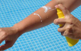 Un bras ou l'on mets de la crème solaire