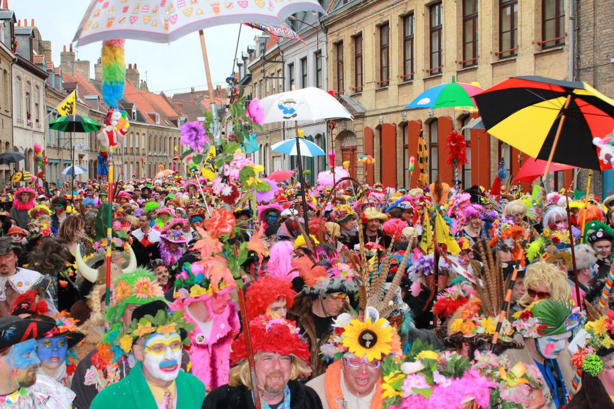 Carnaval: Een feest van traditie en verandering! – EcoleDeLangues.be